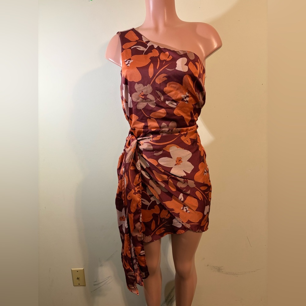 Gilli Women’s‎ small Floral One-Shoulder Wrap Mini Dress in Rust coral floral